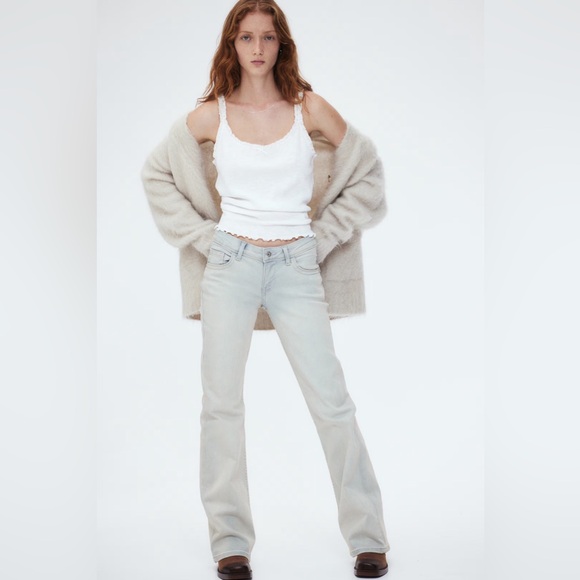 NWT H&M low rise flare jeans w/ back pocket flaps size 6 color light denim blue - Picture 2 of 6